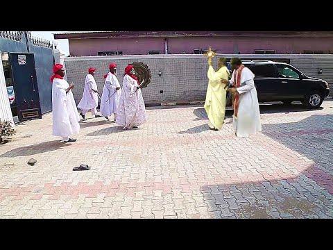 Le puissant prêtre de Dieu est venu stopper les méchants sans cœur dans notre village: Nollywood